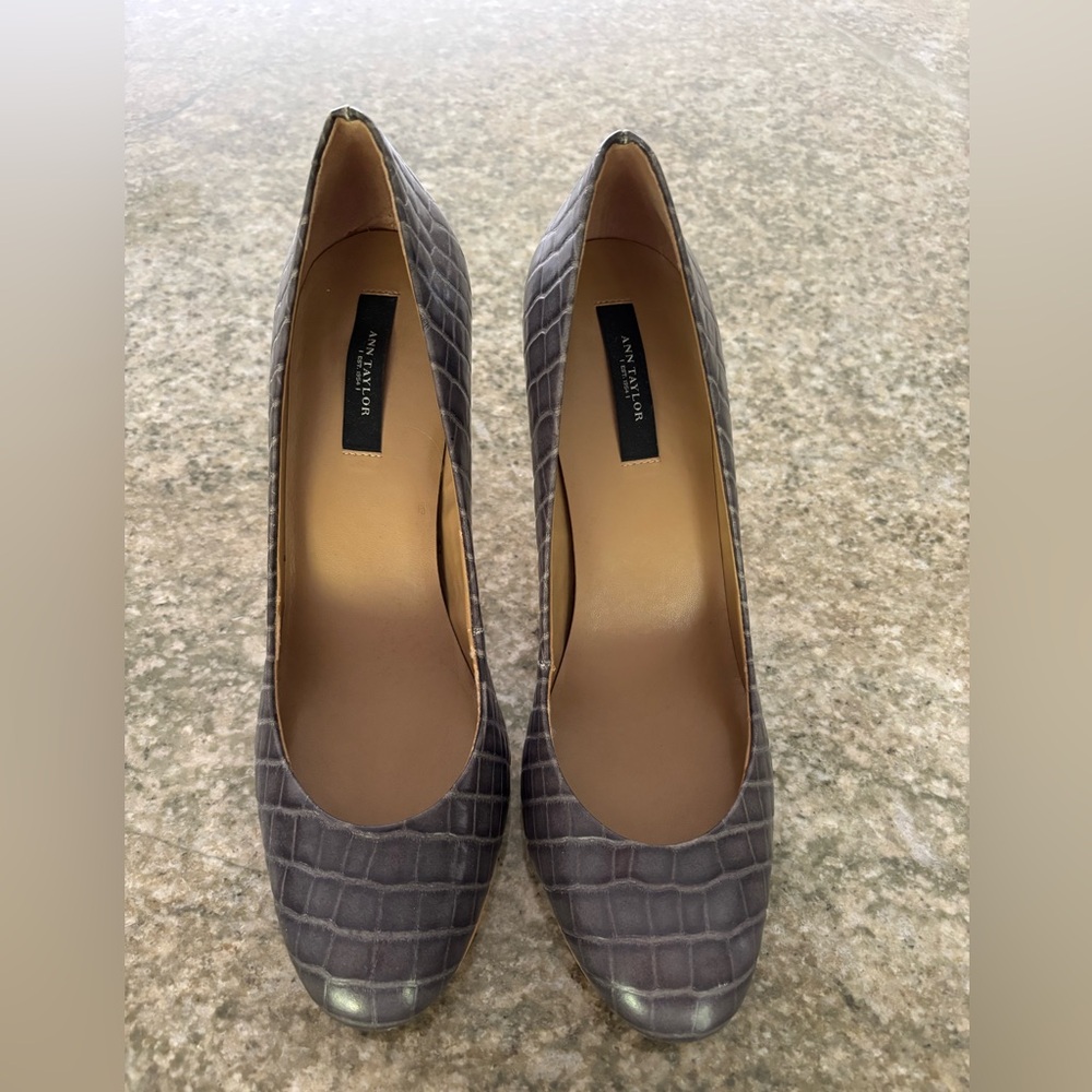 Grey Crocodile Size 10 Ann Taylor pumps